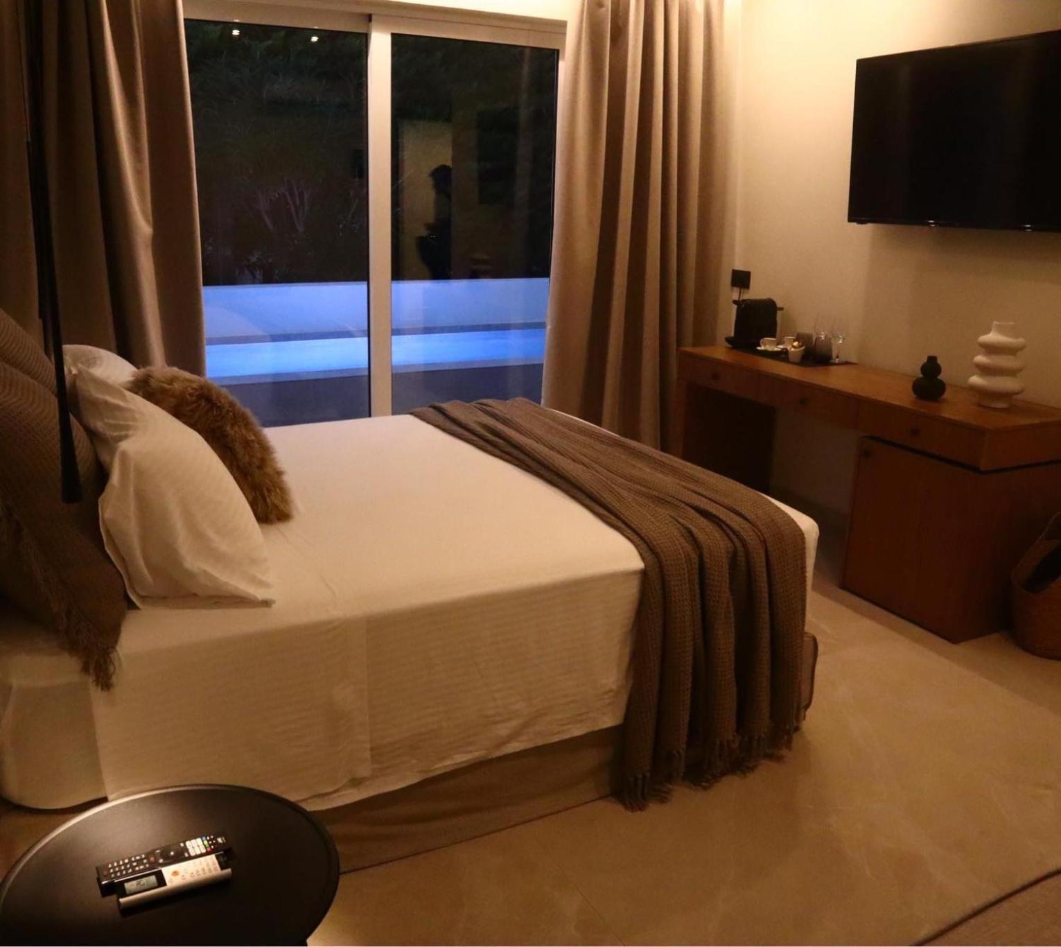 Rhotheon Suites In 이알리소스 외부 사진